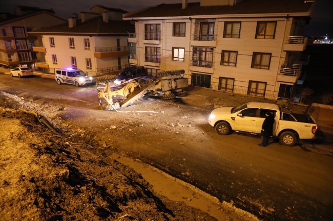 Ankara'da iş makinesi devrildi: 1'i ağır 3 kişi yaralı